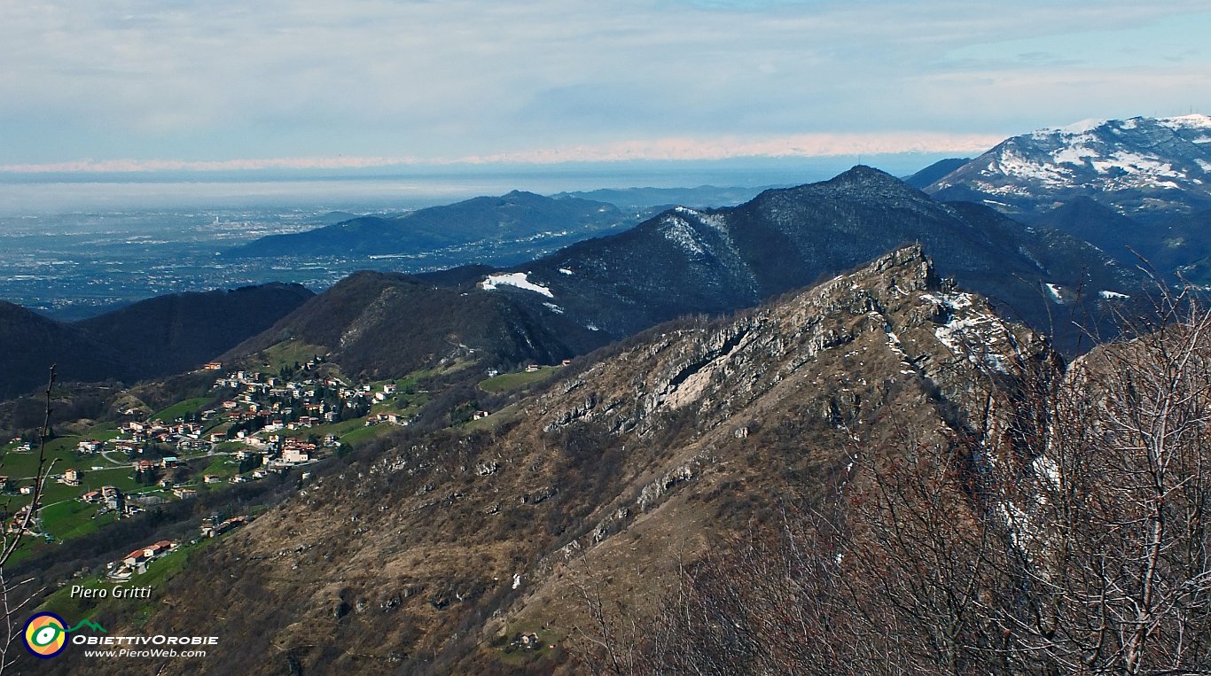 46 Filaressa, Monte di Nese, Canto Alto, Linzone...pianura.JPG